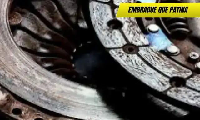 Primer plano de un disco de embrague desgastado. El **pedal de embrague muy alto** indica que el embrague patina y necesita ser reemplazado.