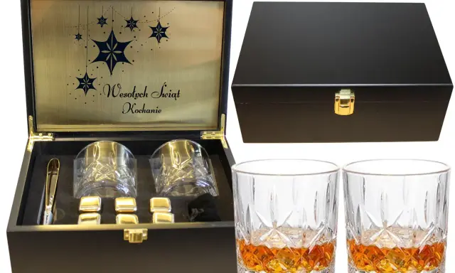 Elegancka skrzynka z grawerem "Wesołych Świąt Kochanie" zawiera dwa kryształowe kieliszki do whisky, kamienie chłodzące i szczypce. Idealny zestaw na prezent.