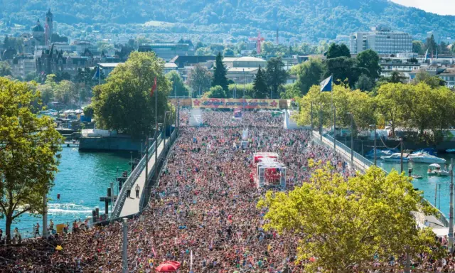 Folla immensa al festival zurigo, un mare di gente festeggia sul ponte durante la Street Parade.