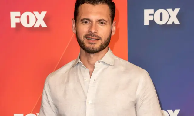 Adan Canto ler vid en FOX-bakgrund.