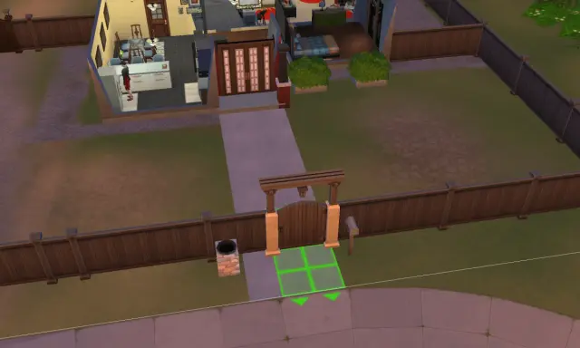 The Sims 4: kod na przesuwanie rzeczy, widok na dom z podwórkiem i bramą.