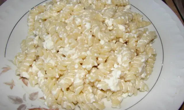 Fusilli z twarogiem, proste i pyszne danie. Makaron z twarogiem, idealny na szybki obiad lub kolację.