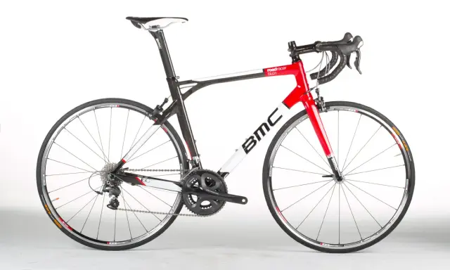 BMC Roadracer SL01 Rennrad in Rot und Weiß, bereit für die nächste Ausfahrt.