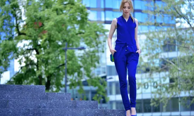 Chabrowy kombinezon: Jakie buty? Stylistka radzi na każdą okazję
