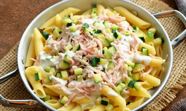Penne z cukinią, szynką i kremowym sosem. Pyszne danie, które zachwyci każdego miłośnika makaronu.