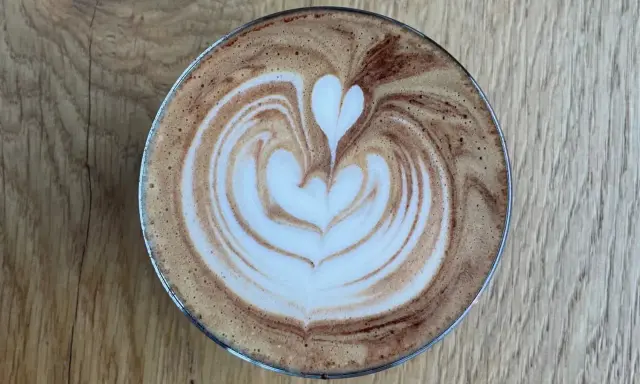 Ein Latte Macchiato mit Herz-Latte-Art, perfekt für Ihre caffè mocha rezepte.