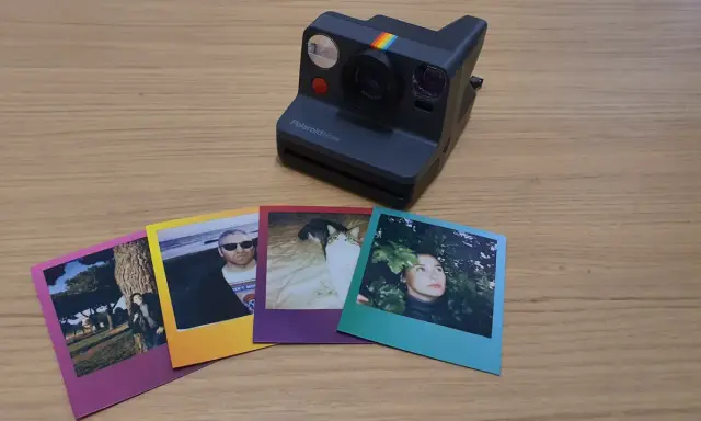 Polaroid Now e foto stampate: scopri come funziona una polaroid con scatti di persone, gatti e paesaggi.