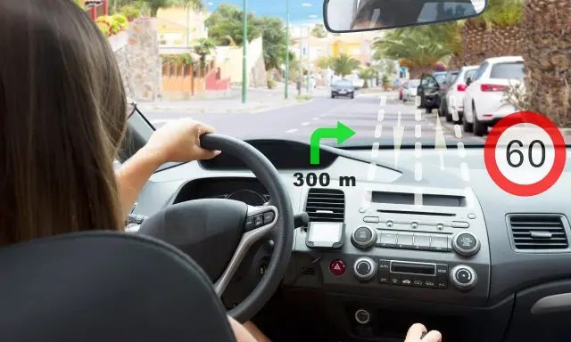 System rozpoznawania znaków drogowych pokazuje skręt w prawo za 300 m i ograniczenie prędkości do 60 km/h.