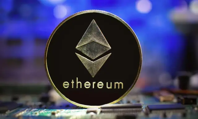 Złoty token Ethereum z symbolem sieci i napisem "ethereum" na tle niebieskiego światła i obwodów drukowanych. To symbol technologii ERC-20.
