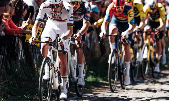 Radprofis kämpfen auf Kopfsteinpflaster um die Vorherrschaft. Ein Moment, der die Geschichte der Monumente des Radsports schreibt.