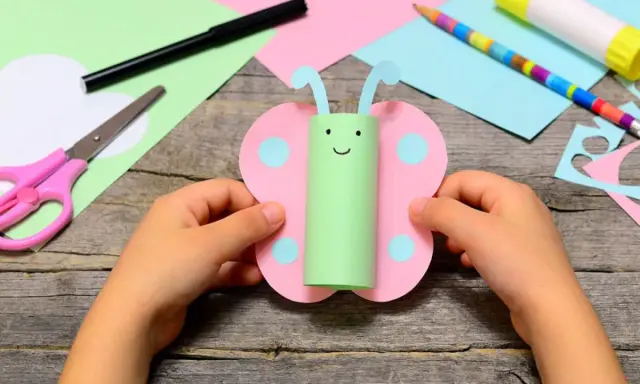 Un papillon en rouleau de papier toilette, un bricolage facile et rapide et utile. Des ciseaux, un crayon et de la colle sont à portée de main.