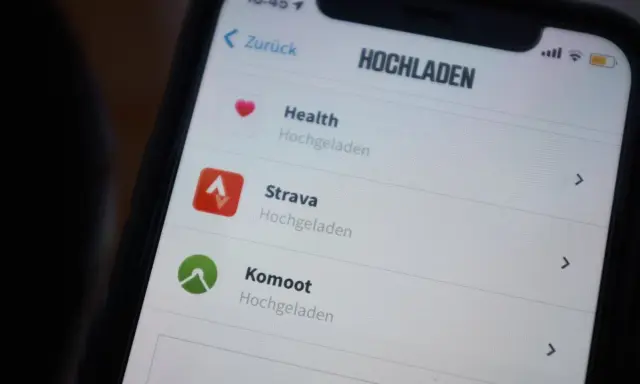 Na ekranie telefonu widać aplikację Strava po polsku, obok Health i Komoot.