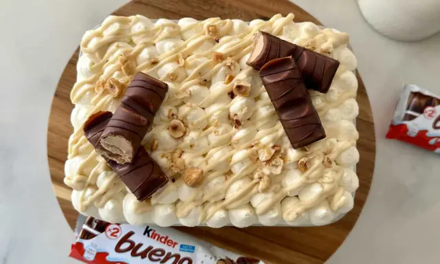 Un délicieux tiramisu Kinder Bueno, garni de morceaux de chocolat et de noisettes concassées. Un vrai régal pour les gourmands !