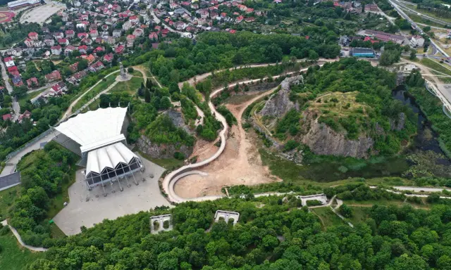 Amfiteatr Kadzielnia w Kielcach, idealne miejsce, by zobaczyć, co zwiedzić w świętokrzyskim. Wspaniałe widoki i ciekawe zakątki.