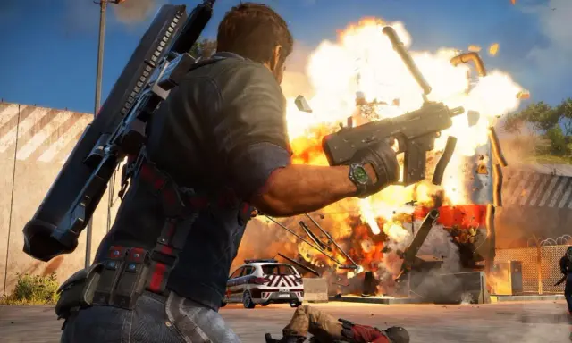 Rico Rodriguez strzela z pistoletu maszynowego, wywołując eksplozję. W tle radiowóz i powalony przeciwnik. Just Cause 3 wymagania.