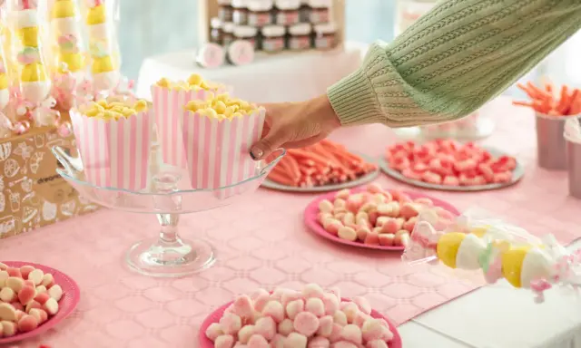 Mesa llena de dulces y palomitas, ¡ideas para mesas de chuches que encantan a todos!
