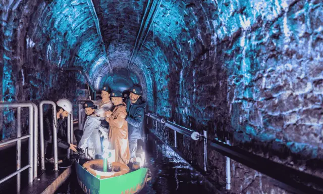 Podziemna łódź w kopalni w Gliwicach. Nietypowe atrakcje dla całej rodziny w mrocznym tunelu.