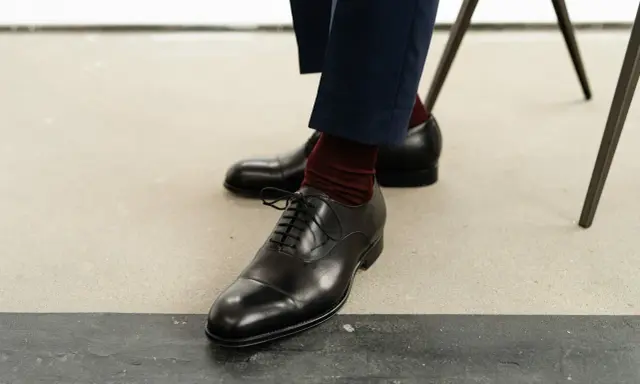 Eleganckie, czarne oksfordy to klasyczne rodzaje męskich butów. Wygodne, z bordowymi skarpetkami, idealne na formalne okazje.