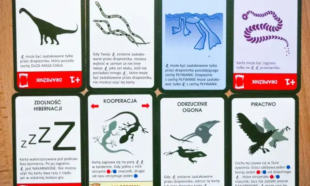 Karty z gry o ewolucji: Duża masa ciała, Mimikra, Pływanie, Pasożyt, Zdolność hibernacji, Kooperacja, Odrzucenie ogona, Piractwo.