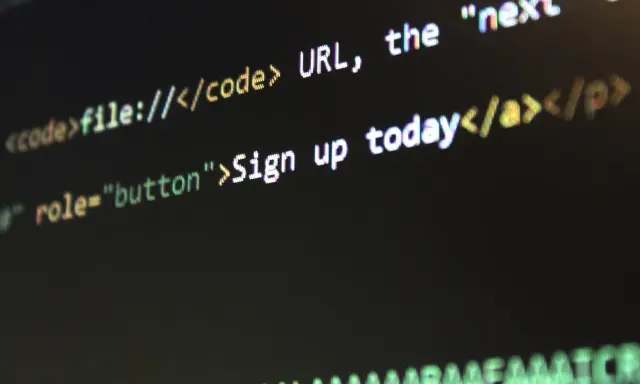 Kod HTML z pochyłą czcionką: "Sign up today" jako przycisk.