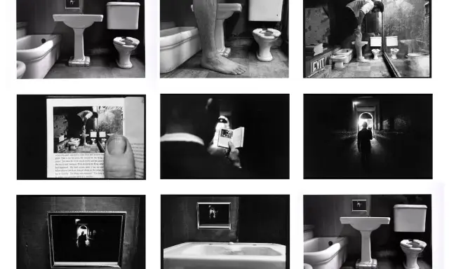 Un racconto fotografico di bagni, piedi, libri e corridoi bui.