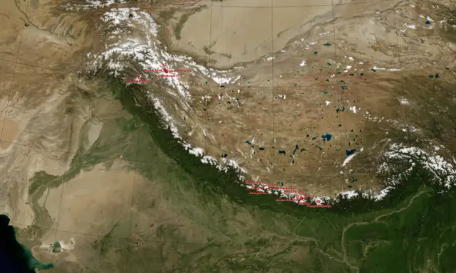 Gdzie jest K2? Mapa satelitarna Himalajów z zaznaczonymi szczytami, w tym K2, Broad Peak, Nanga Parbat i Mount Everest.