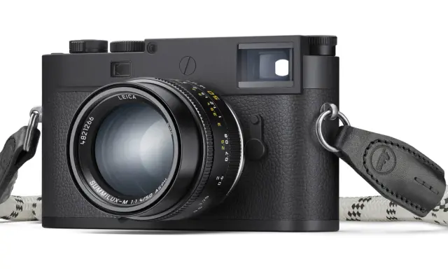 Leica M11 Monochrom, cámara negra con lente Summilux-M 50mm f/1.4 y correa de cuero.