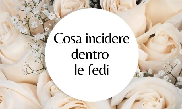 Un cerchio bianco su uno sfondo di rose color crema con la domanda: "Cosa incidere dentro le fedi?". Ispirazione per incisioni fedi nuziali frasi.