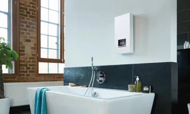 Modernes Bad mit freistehender Wanne und einem weißen wassererhitzer bad an der Wand.