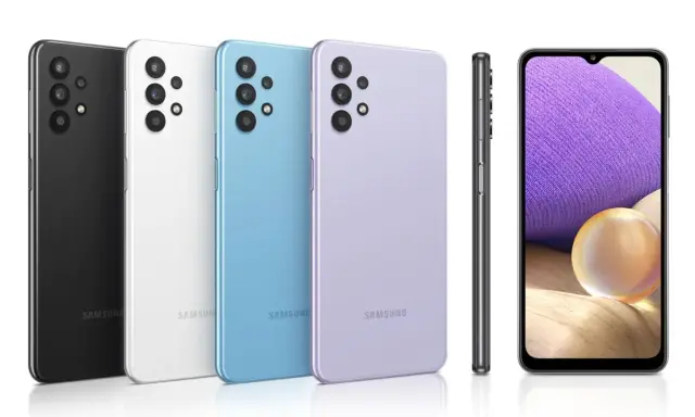 Cztery telefony Samsung Galaxy A32 w kolorach czarnym, białym, niebieskim i fioletowym.