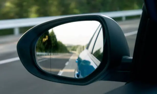 Retrovisor lateral con indicador de punto ciego. Es obligatorio tener al menos un retrovisor exterior en el coche para una conducción segura.