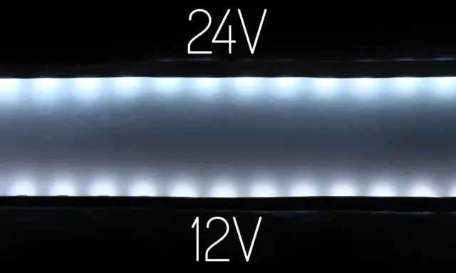 Porównanie jasności taśm led 12V i 24V. Górna taśma 24V świeci jaśniej niż dolna 12V.