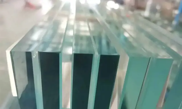 Pilares de vidrio apilados, cada uno con un peso de vidrio 6+6, listos para ser instalados.