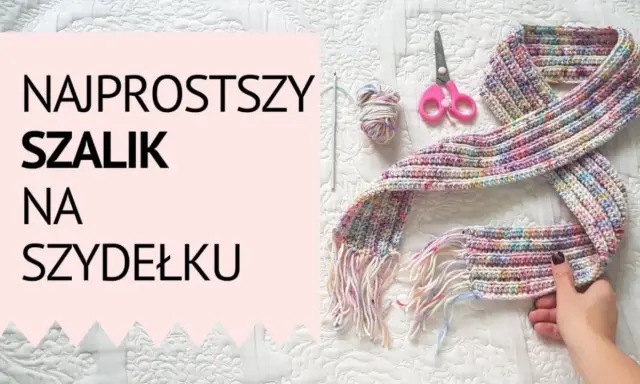 Kolorowy szal na szydełku, gotowy do noszenia. Widać też kłębek włóczki, szydełko i nożyczki.