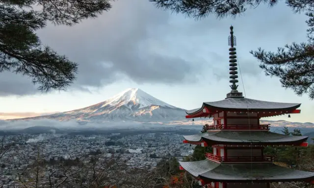Vacker vy av Fuji med pagod i förgrunden. En påminnelse om att vaccin Japan är viktigt för resan.