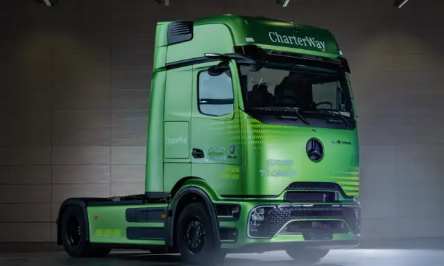Camión verde brillante Mercedes eActros 600, "CHARGED TO CHANGE", listo para revolucionar el transporte.