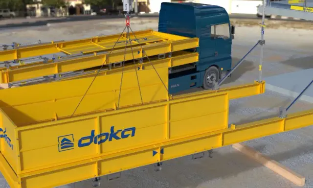 Montaje de una plataforma de descarga obra con vigas amarillas y un camión azul.