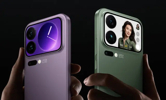 Dwa telefony Xiaomi najnowszy model w kolorach fioletowym i zielonym. Jeden pokazuje zegar, drugi selfie z kobietą.