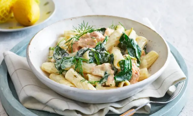Krämig laxpasta med spenat och dill, ett perfekt laxpasta recept för en snabb och god middag.