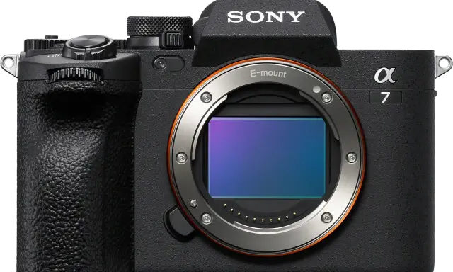 Sony Alpha 7, konkurent Canona, z obiektywem E-mount i widocznym sensorem.