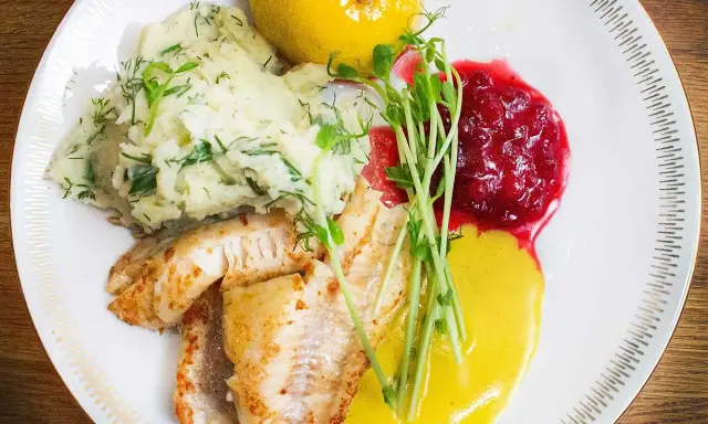 Stekt abborre med potatismos, lingonsylt och citron. Ett klassiskt abborre recept som passar perfekt till helgen.