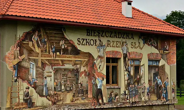 Mural przedstawiający sceny z życia szkoły rzemiosła, z ludźmi pracującymi i uczącymi się.