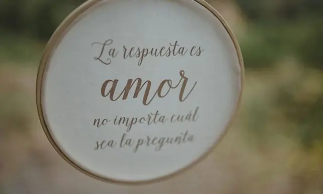 Bordado con "La respuesta es amor, no importa cuál sea la pregunta", ideal para frases cortas para felicitar bodas.