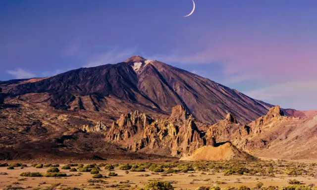 Krajobraz Teneryfy z majestatycznym Pico del Teide w tle, oświetlonym blaskiem księżyca.
