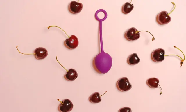 Fioletowa kulka z uchwytem i wiśnie. Szukasz sposobów, jak zmniejszyć popęd seksualny domowe sposoby?