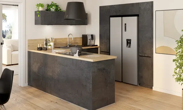 Îlot de cuisine moderne avec plan de travail en bois, idéal pour un deco plan de travail cuisine. Un réfrigérateur argenté et une hotte noire complètent l'ensemble.