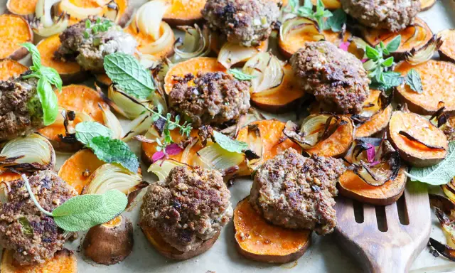 Ugnsbakade köttbullar på sötpotatis med lök och örter. En härlig majskolv i ugn-inspirerad rätt.