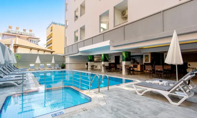 Basen i leżaki przy Diamond Hill Resort. Idealne miejsce na relaks i orzeźwienie.
