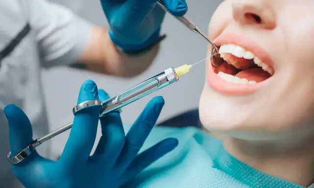 Dentysta podaje znieczulenie. Czy znieczulenie u dentysty jest szkodliwe? To pytanie nurtuje wielu pacjentów.