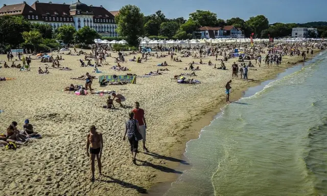 Kąpiel w Bałtyku: Bezpieczeństwo, sinice, GIS. Sprawdź, zanim wejdziesz!